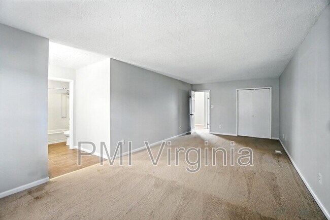 Building Photo - 5489 Glenville Cir