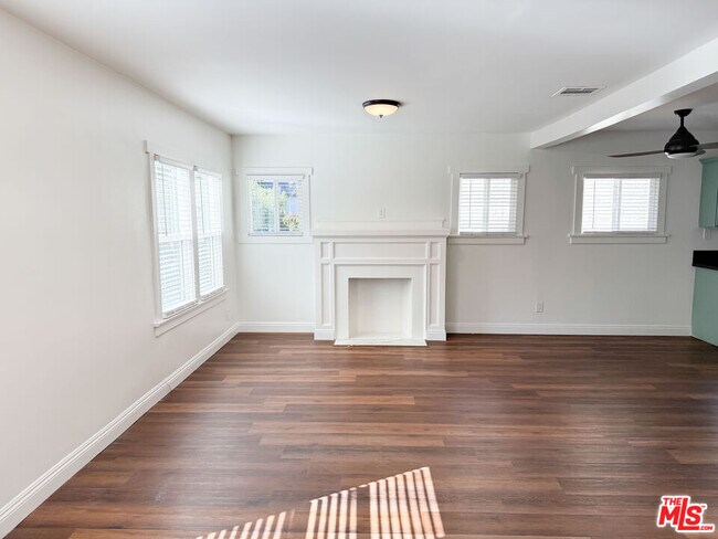Building Photo - 338 S Benton Way