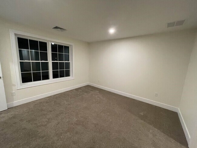 Building Photo - 15 Suffolk Rd