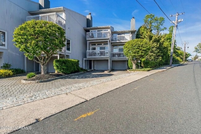 Building Photo - 23 E Mnr Sq