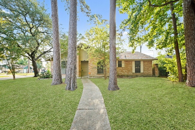 Building Photo - Charming home in Woodland Oaks Subdivision