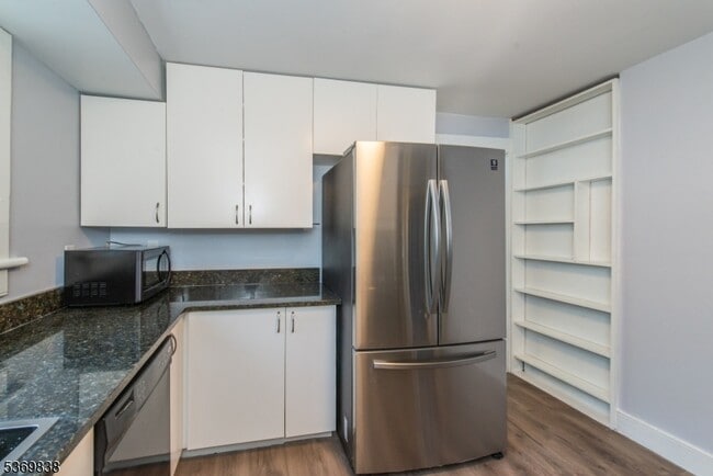 Building Photo - 151 Mt Kemble Ave
