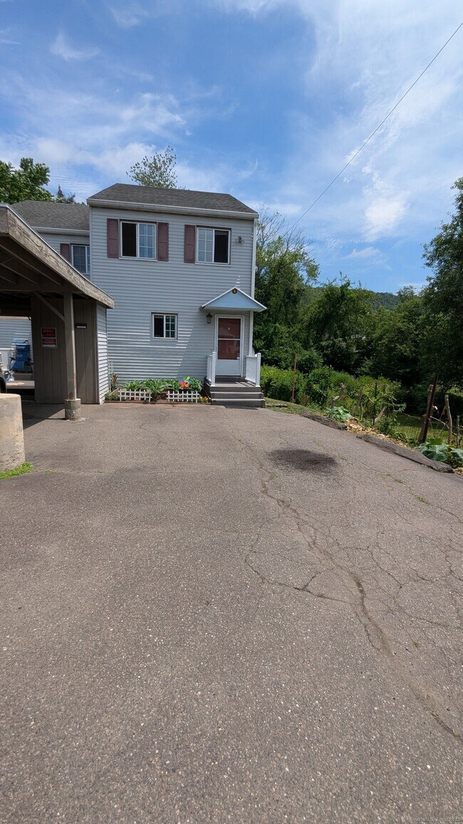 Building Photo - 1679 Litchfield Turnpike