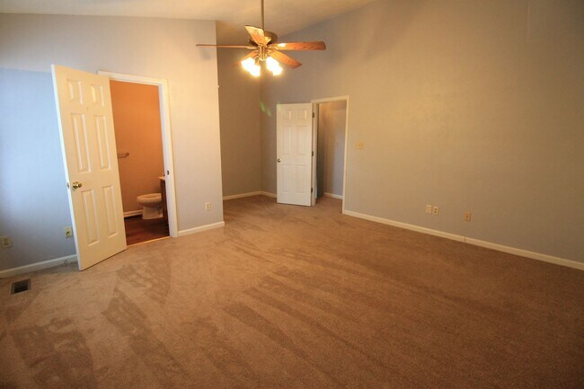 Building Photo - 2 Bedroom 2 Bath Townhome