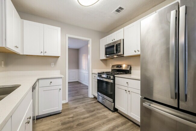 Building Photo - 8079 Clearview Cir