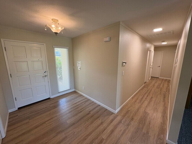 Building Photo - Beautiful Home with solar Rent Ready!