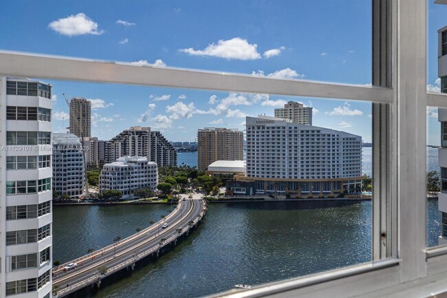 Building Photo - 905 Brickell Bay Dr