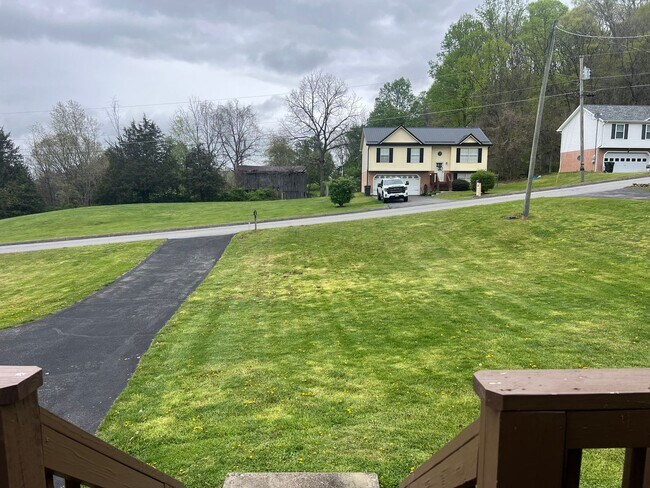 Building Photo - 3 bedroom / 2 bath + den located in Jonesborough