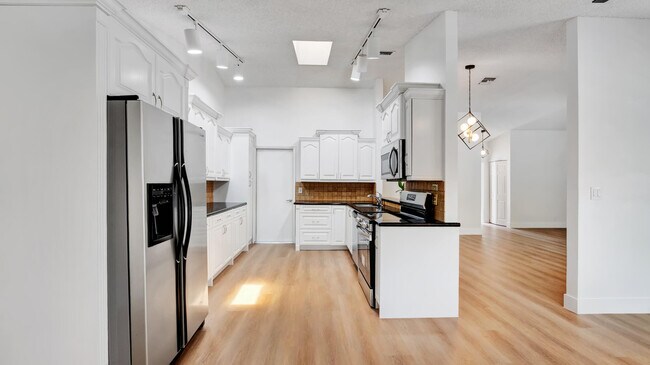 Building Photo - 20977 Country Creek Dr