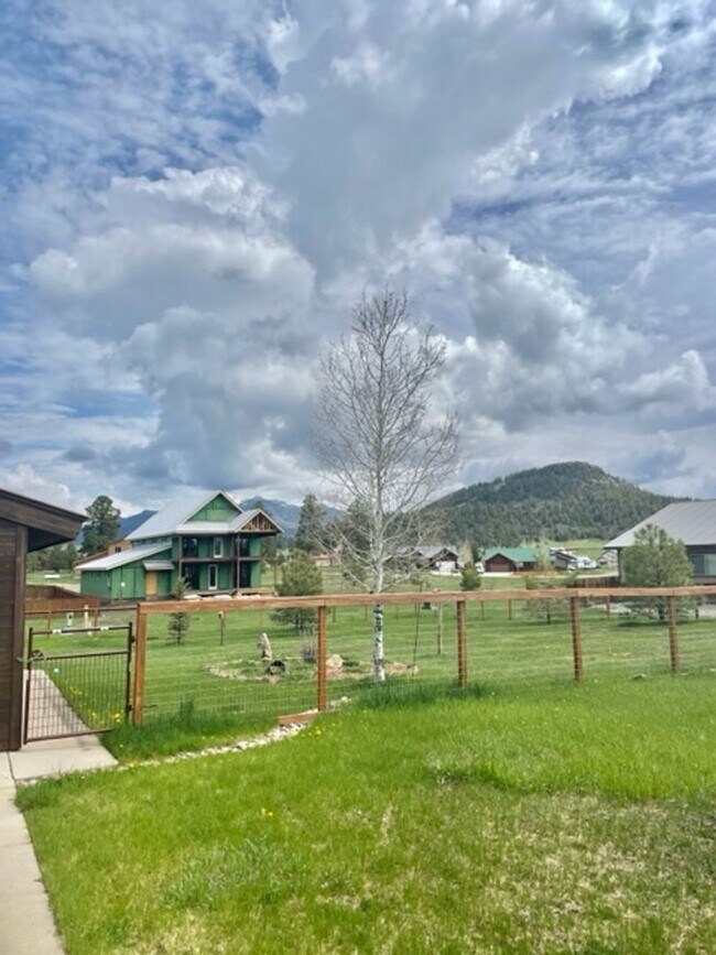 Building Photo - Beautiful Lake Hatcher Home With Views of ...