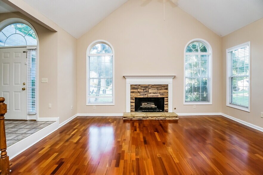 Building Photo - 6857 Robinwood Trail