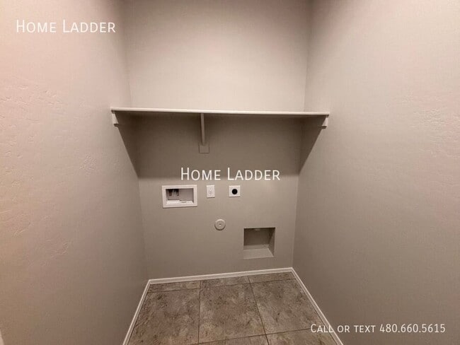 Building Photo - 10453 E Cliffrose Ln