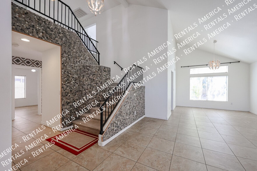 Building Photo - 820 N Granada Dr