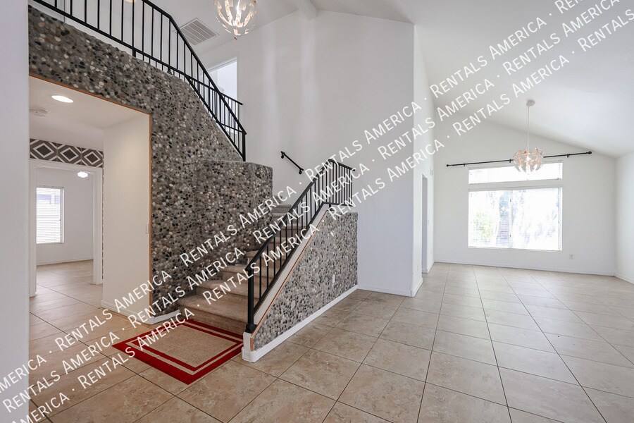 Building Photo - 820 N Granada Dr