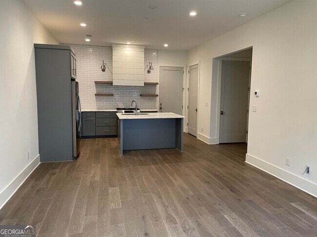 Building Photo - 460 Heatherden Ave