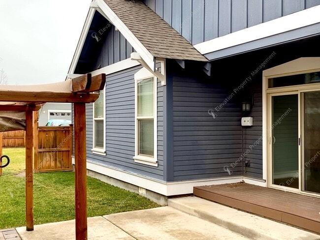 Building Photo - Designer 4BR- 2BA Home by Dry Canyon Park