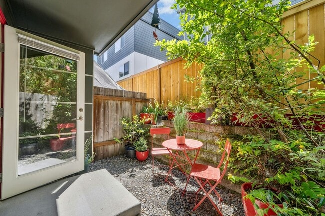 Building Photo - Columbia City Townhome