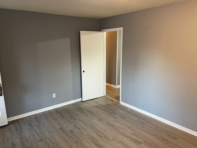 Building Photo - Renovated 3 Bed / 1 Bath Brick Ranch in Ea...