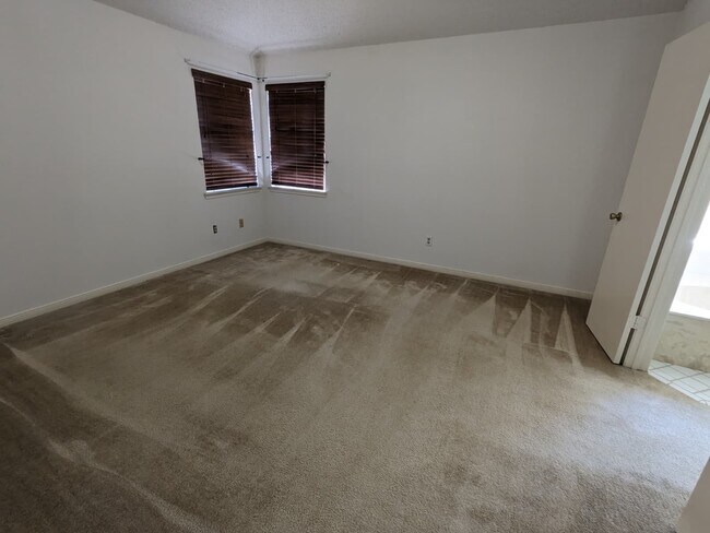 Building Photo - 4715 Sunshine Dr