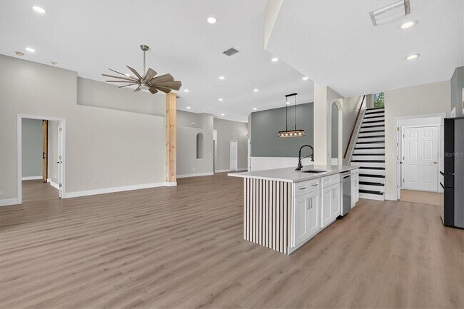 Building Photo - 10725 Banfield Dr