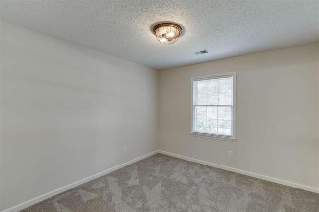 Building Photo - 1755 Straw Valley Rd