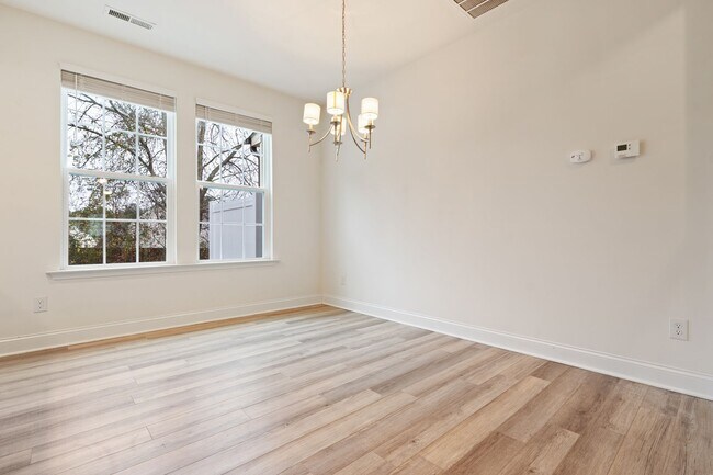 Building Photo - Stylish and Spacious 3 Bedroom, 2.5 Bathroom End-Unit Townhome w/ Garage!