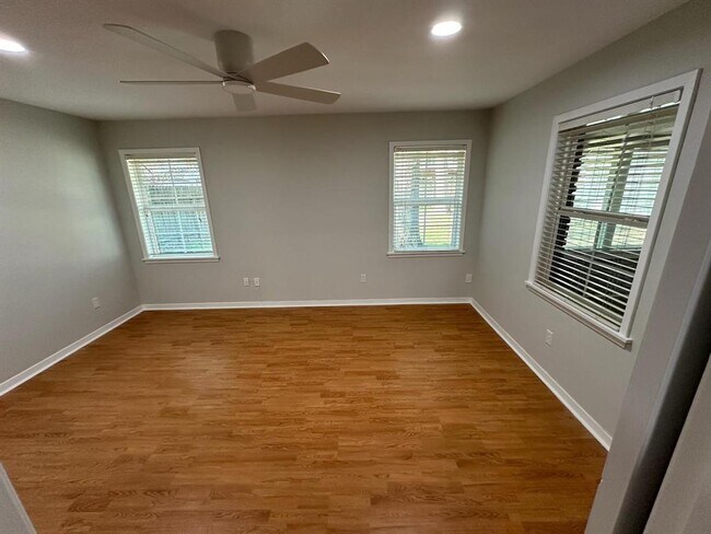 Building Photo - 835 Wycliffe Dr