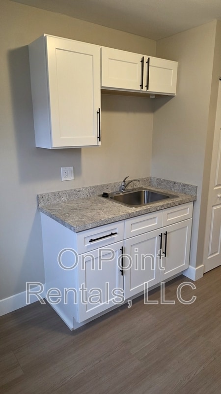 Building Photo - 5915 N Wayne Rd