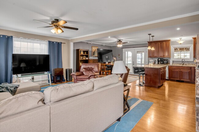 Building Photo - 653 Mt Vernon Dr