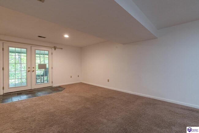 Building Photo - 192 Skyline Dr