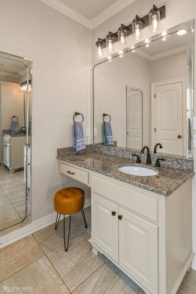 Building Photo - Beautiful 4 bedroom/4 Bathroom Home with a Peaceful Backyard