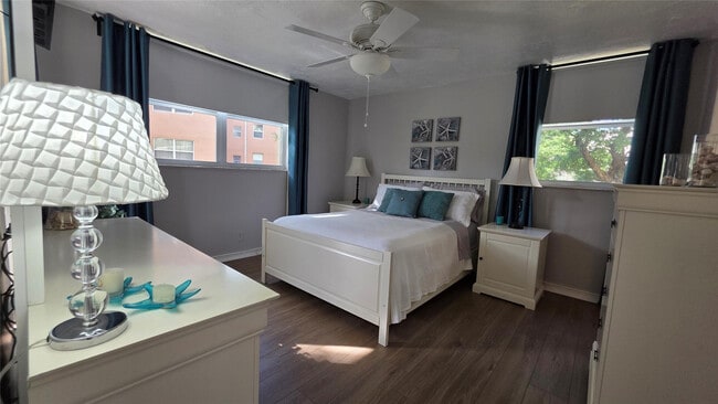 Building Photo - 2801 Somerset Dr