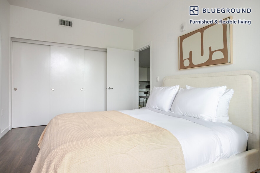 Building Photo - 1011 S Serrano Ave