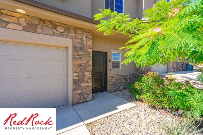 Building Photo - Lovely townhome with Community Pool!