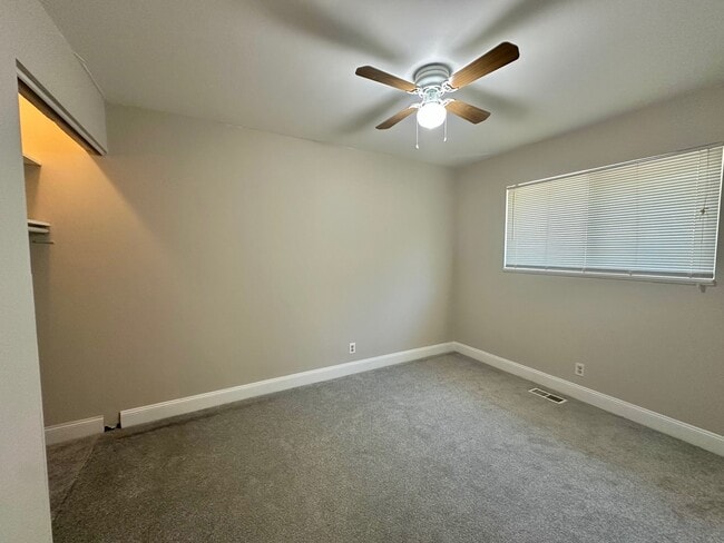 Building Photo - 220 Hampdon Ct