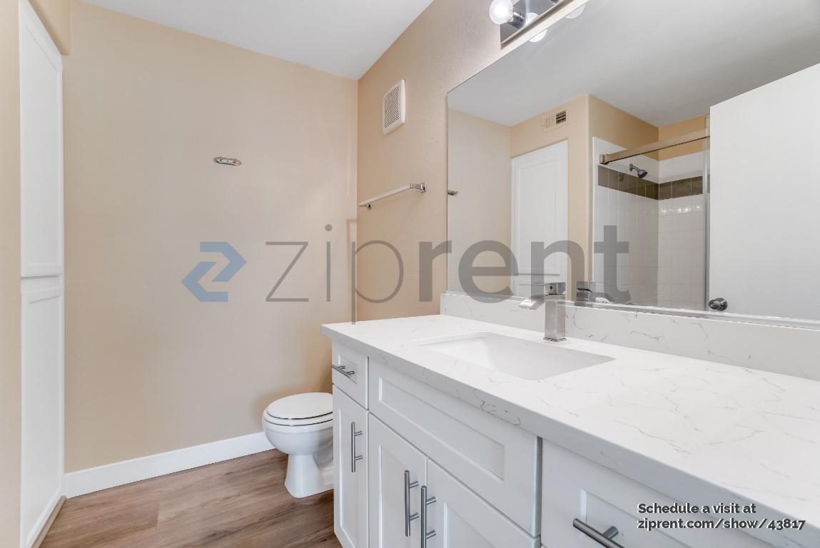 Building Photo - 950 Seven Hills Dr