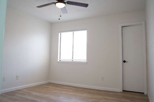 Building Photo - 2 Bedroom 2 1/2 bath in the Lakes Townhome Community! Complete Remodel!