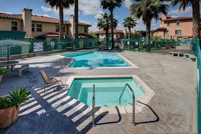 Building Photo - Large Condo with 2 bedrooms, 2 baths