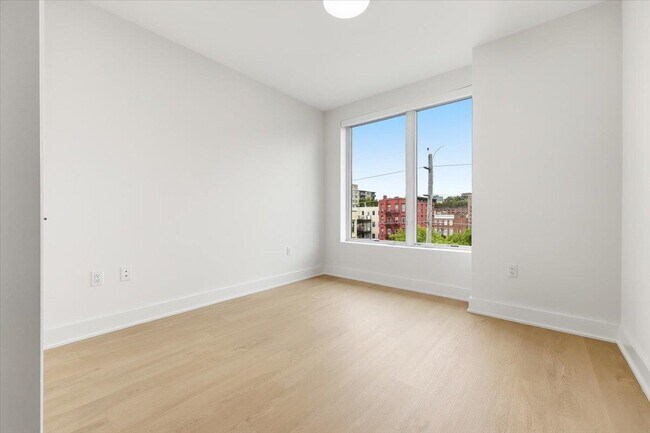 Building Photo - 303 Madison St