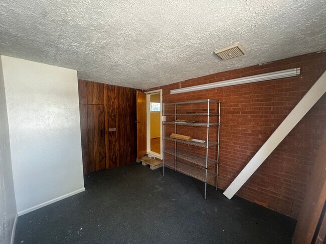Building Photo - 3 Bed / 2 Bath Home Near Jerry Cline Park & Tennis Courts