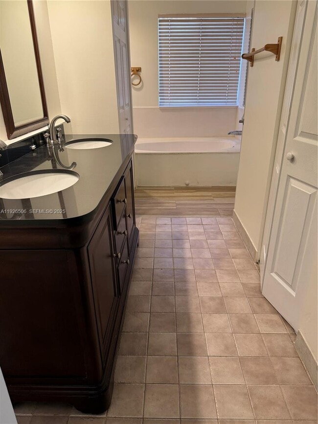 Building Photo - 11383 Lakeview Dr