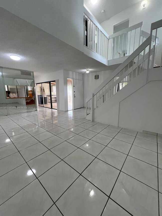 Building Photo - 526 NW 99th Ct