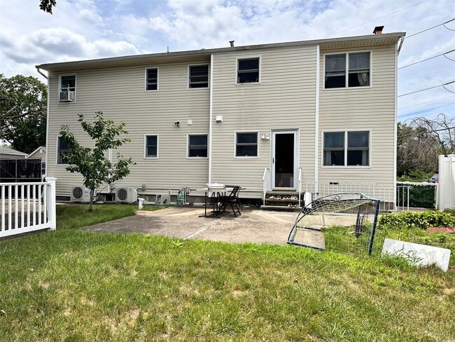 Building Photo - 133 Railroad Ave