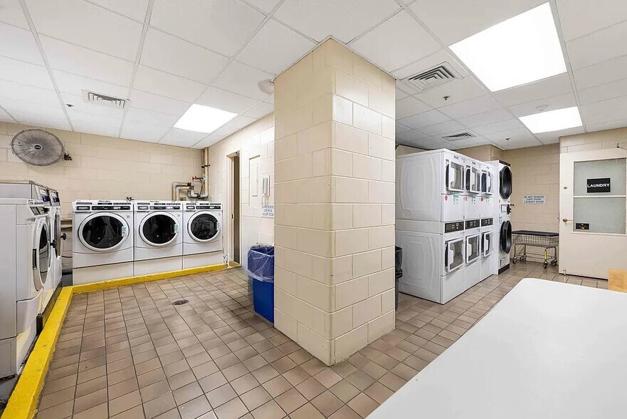 Building Photo - 245 E 44th St