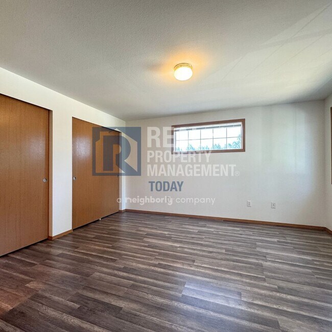 Building Photo - Akshanx LLC - 425/427 (Cascade Group - Sil...