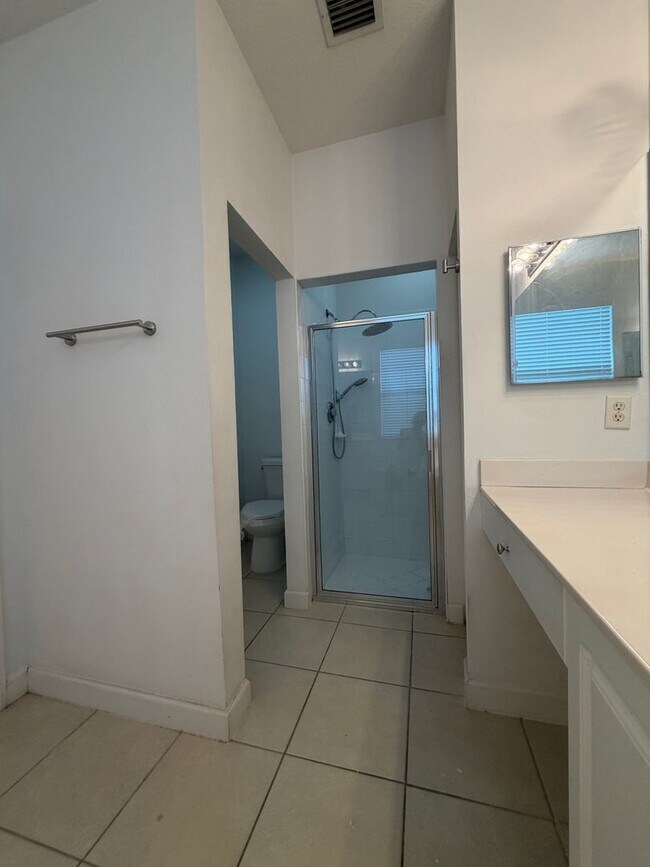 Building Photo - 3205 Brookfield Dr