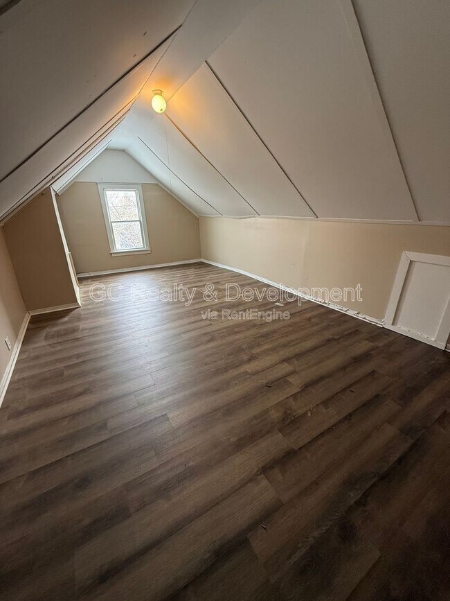 Building Photo - 8637 S Essex Ave