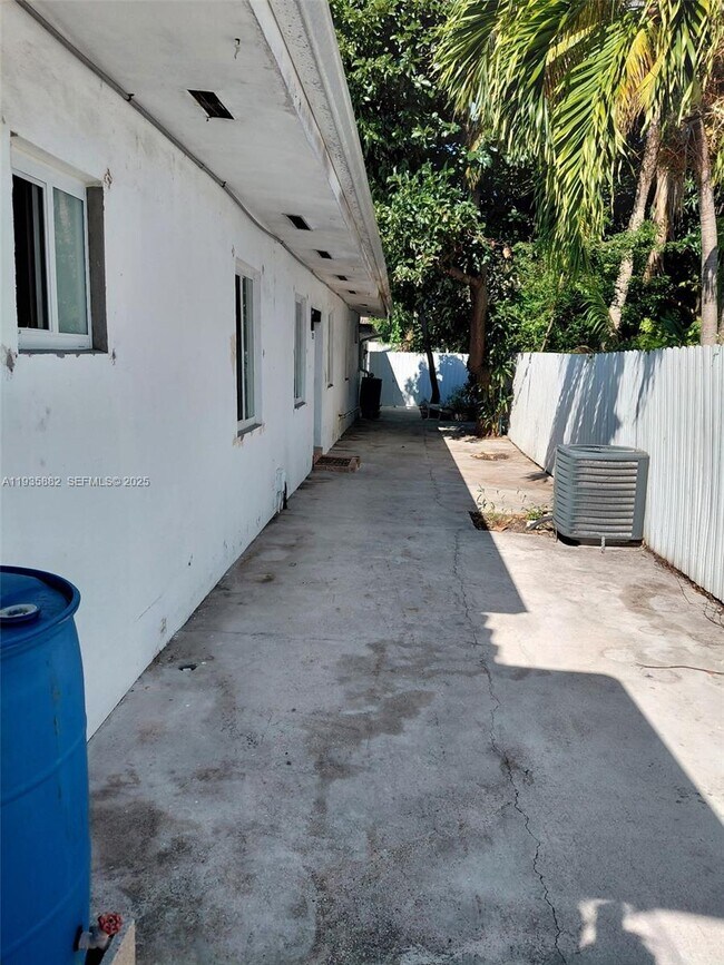 Building Photo - 3503 SW 24th St