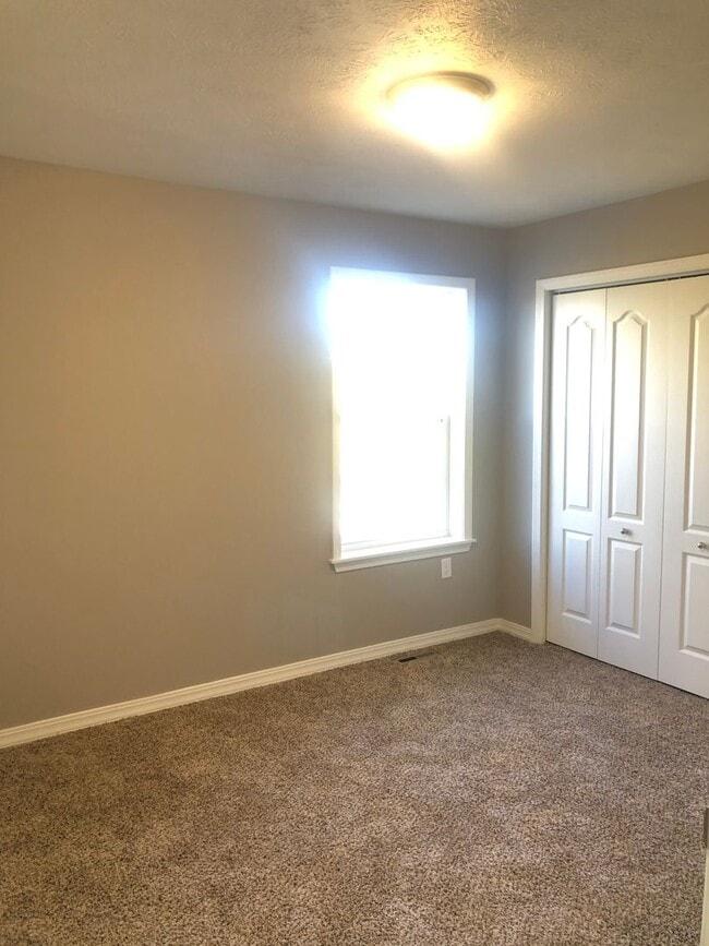 Building Photo - 3BR Townhouse near Holiday Hills
