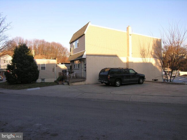 Building Photo - 289 Greenough St